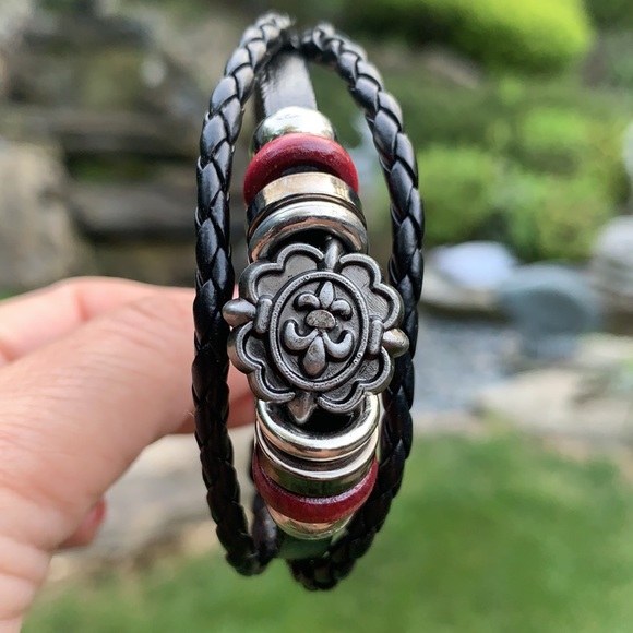 New Men’s Black Leather fleur de lis Bracelet - Picture 3 of 7